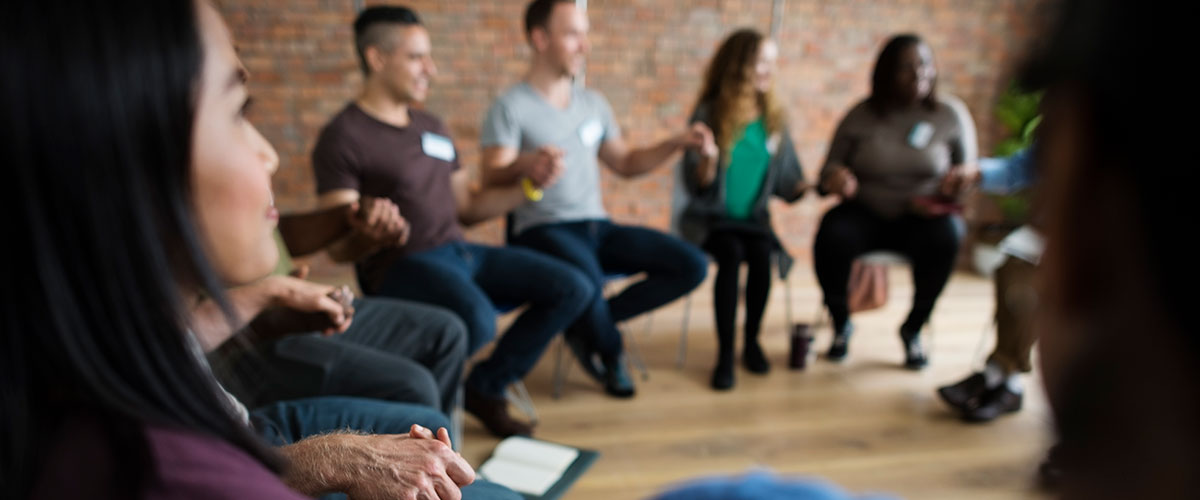 Grupo de personas en terapia de recuperación de adicciones