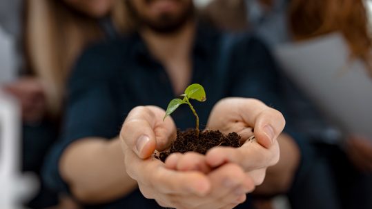 Persona tranquila practicando autocuidado y mindfulness, simbolizando el egoismo positivo como herramienta de recuperacion.