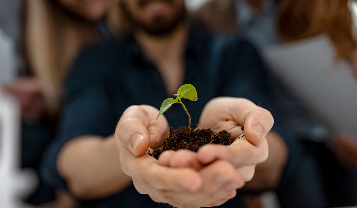 Persona tranquila practicando autocuidado y mindfulness, simbolizando el egoismo positivo como herramienta de recuperacion.