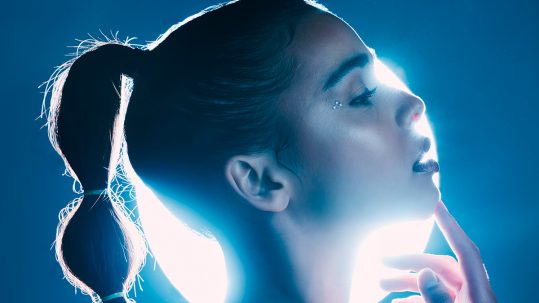 Persona joven protegida por un aura de luz, simbolizando límites claros y autoprotección contra manipulación