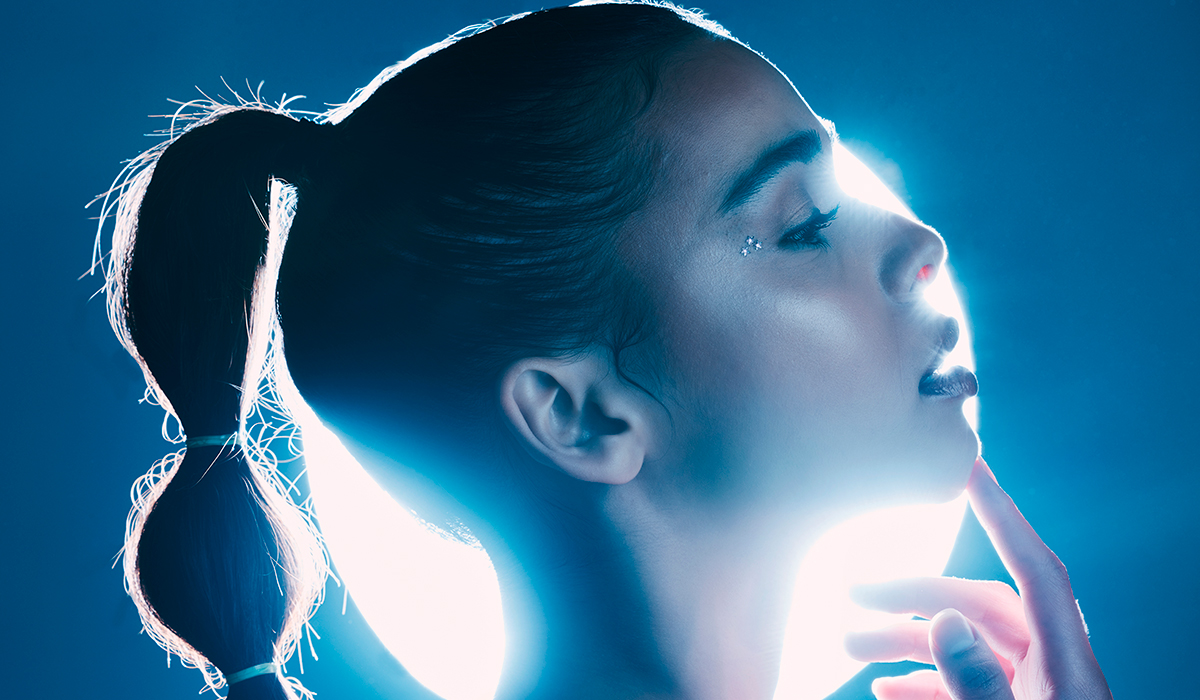 Persona joven protegida por un aura de luz, simbolizando límites claros y autoprotección contra manipulación