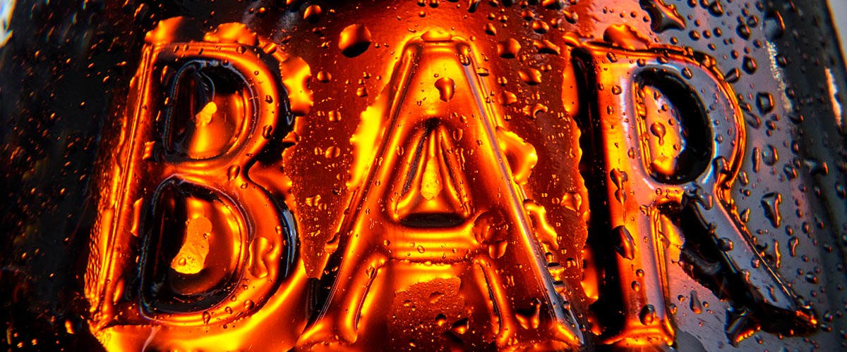 Escena de un lugar vacio o una calle nocturna evocando memoria y reflexion.