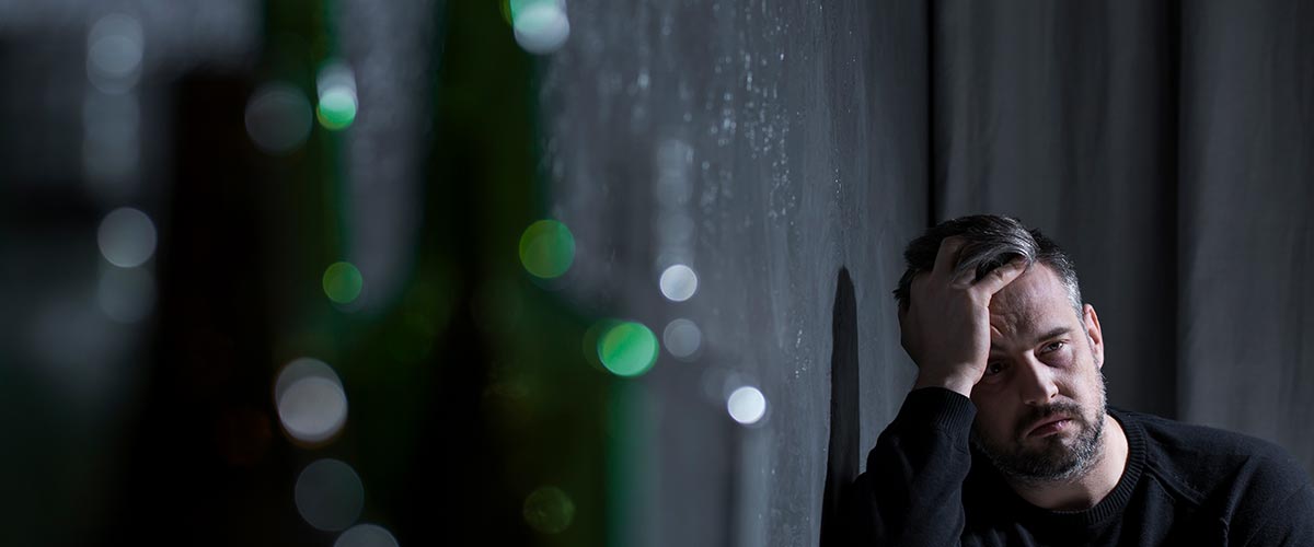 Persona practicando respiracion o meditacion simbolizando el equilibrio emocional.500