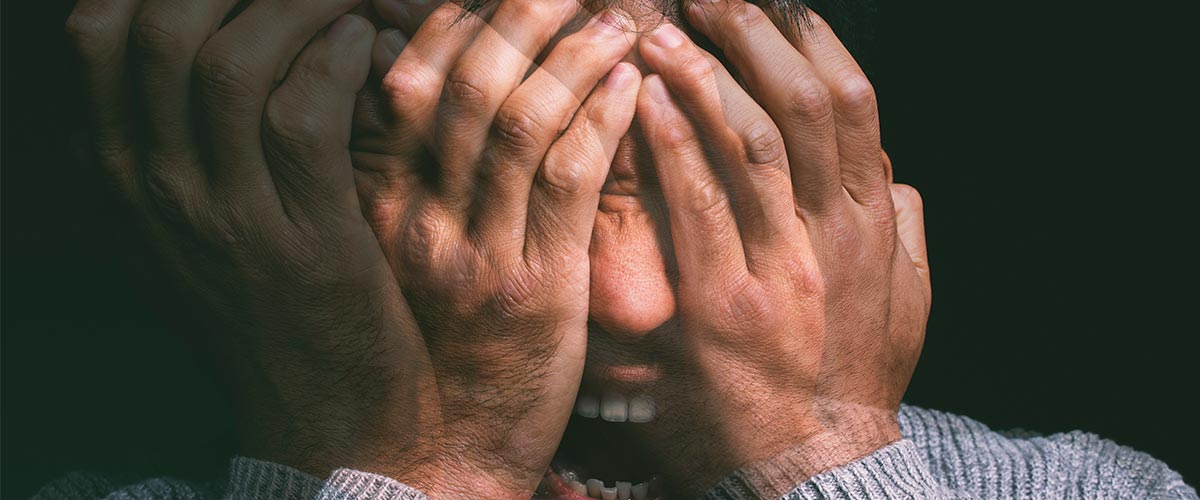 Reflejo de una persona con conflicto interior representando la lucha contra el impulso.